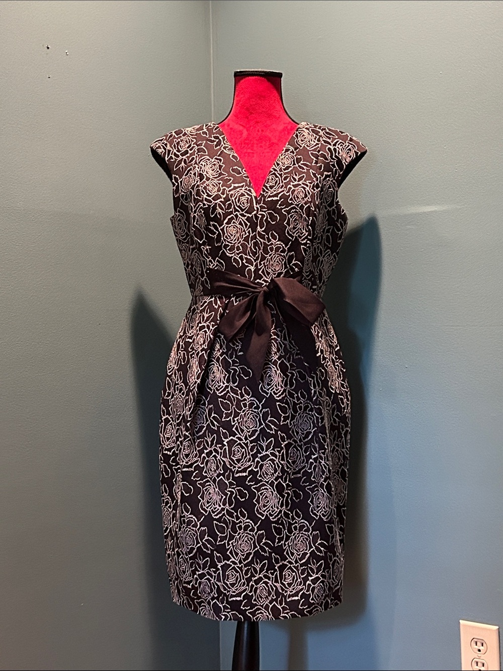 Carmen Marc Valvo Black Sheath Dress with White Floral Jacquard Size 6
